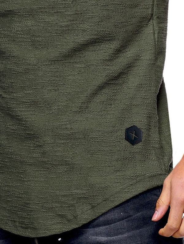 Camiseta con dobladillo curvo y manga plisada