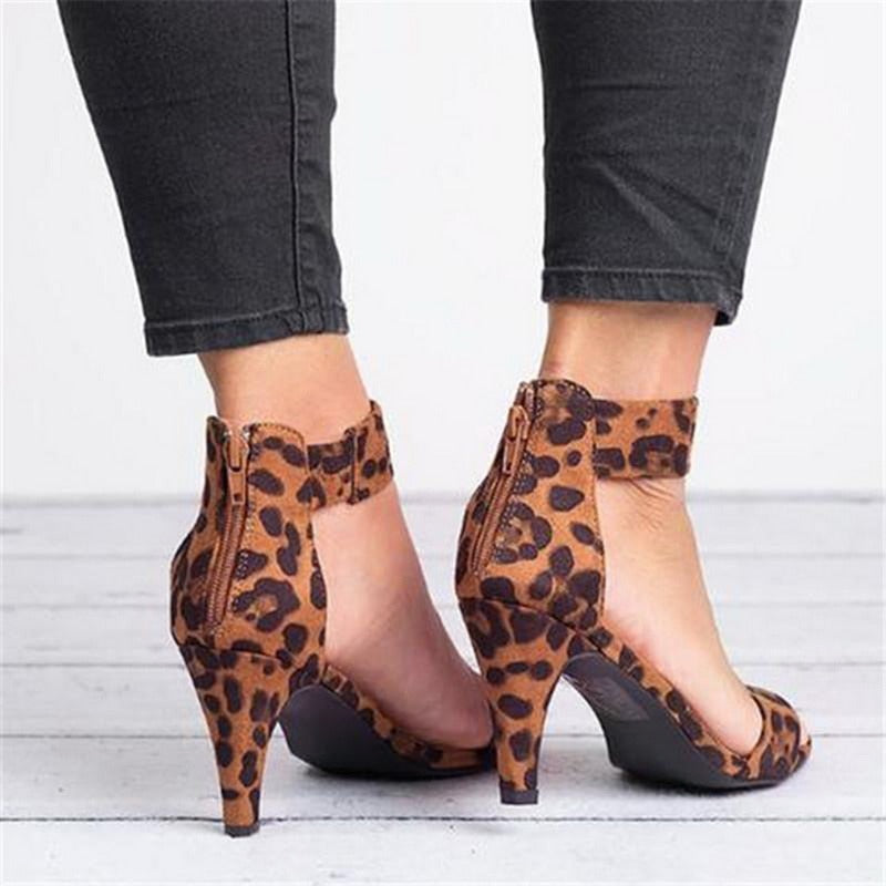 Tacones altos de leopardo con hebilla
