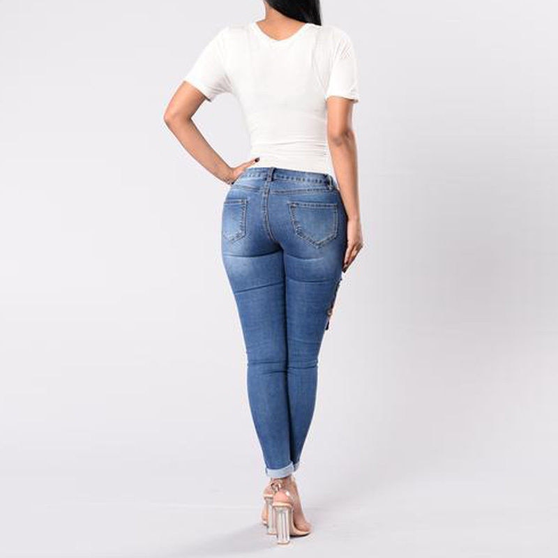 Pantalón de mezclilla de cintura alta con decoraciones