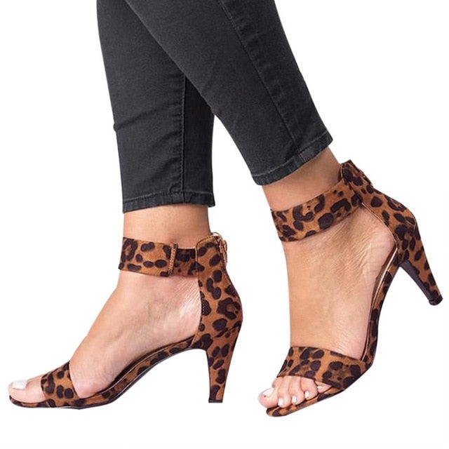 Tacones altos de leopardo con hebilla