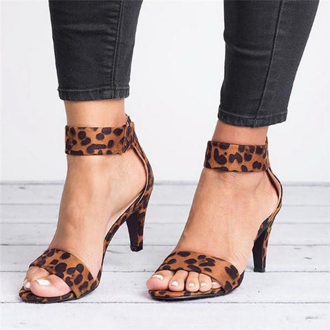 Tacones altos de leopardo con hebilla